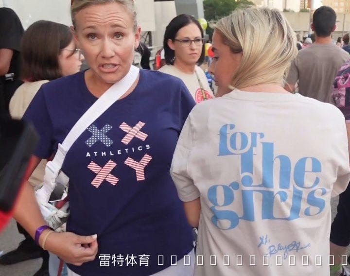 WNBA赛场再起风波:两名女球迷因声援球员立场遭保安拦截,入场被要求改穿特定标语服饰