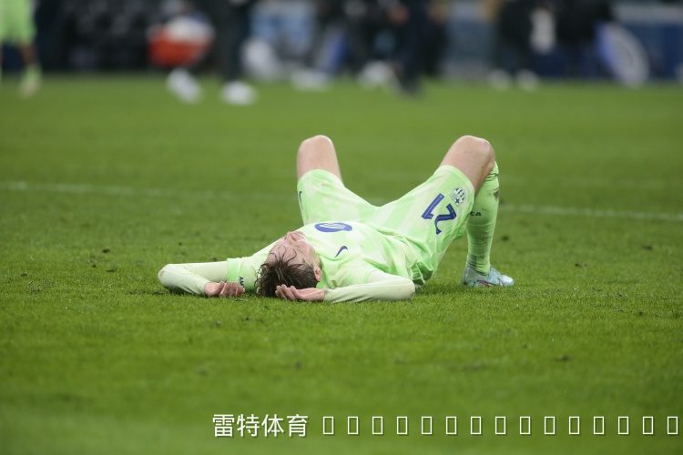 弗里克亮明态度，德容队长袖标被摘引发更衣室震荡